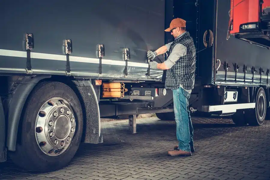 Skaffa CE-körkort för lastbil med släp - Öppna dörrarna till fler karriärmöjligheter